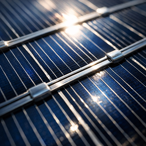 Güneş Panellerindeki Beyaz Çizgiler Ne İşe Yarıyor? Solar Hücrelerde Elektriği Toplayan Gizli Sistem Güneş Panellerindeki Beyaz Çizgiler Ne İşe Yarıyor? Solar Hücrelerde Elektriği Toplayan Gizli Sistem