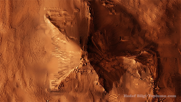 Mars'ta Piramit mi Bulundu? NASA Görüntülerindeki Üç Kenarlı Yapının Sırrı ve CIA Dosyaları Mars'ta Piramit mi Bulundu? NASA Görüntülerindeki Üç Kenarlı Yapının Sırrı ve CIA Dosyaları